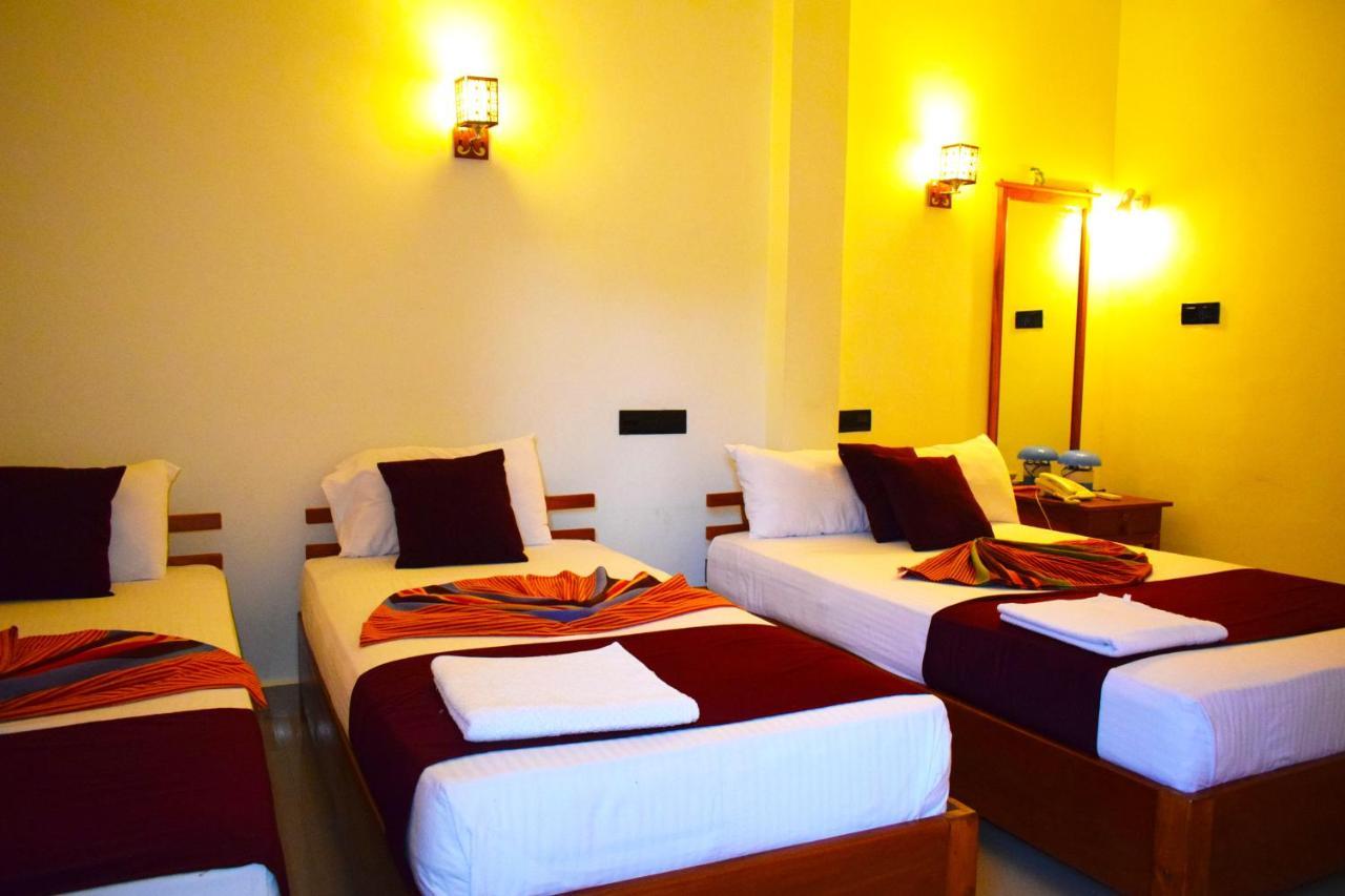 Luxury Everest Hotel Trincomalee Esterno foto