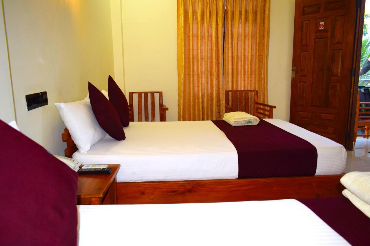 Luxury Everest Hotel Trincomalee Esterno foto