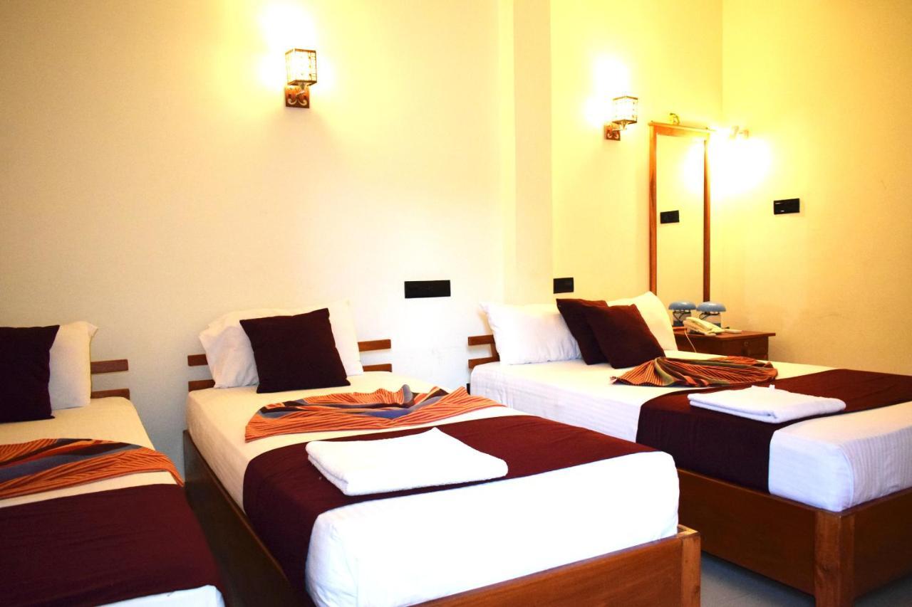 Luxury Everest Hotel Trincomalee Esterno foto