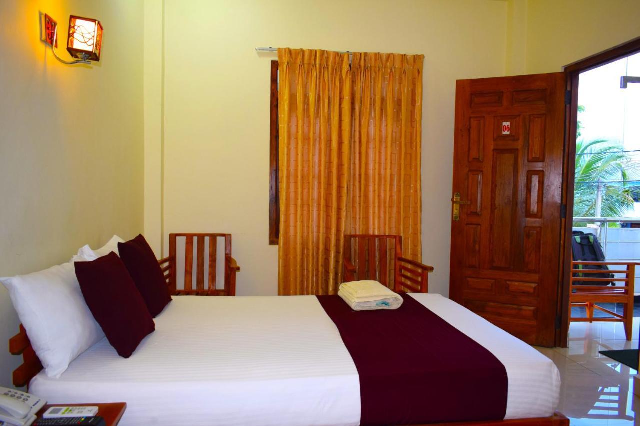 Luxury Everest Hotel Trincomalee Esterno foto