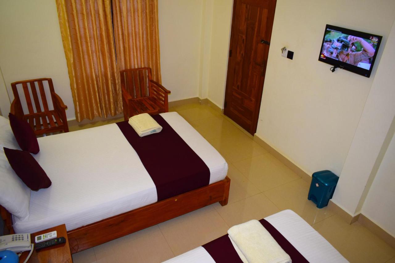 Luxury Everest Hotel Trincomalee Esterno foto