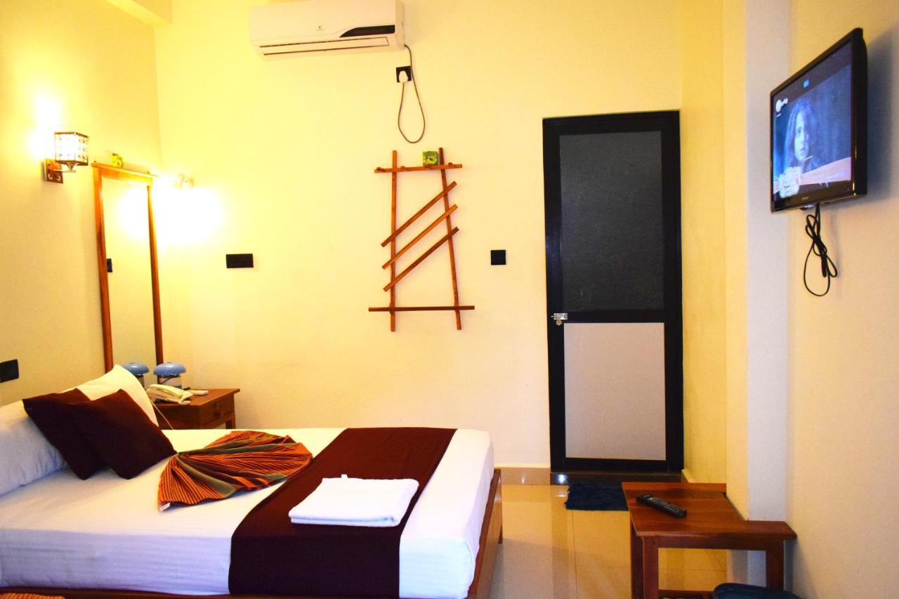 Luxury Everest Hotel Trincomalee Esterno foto