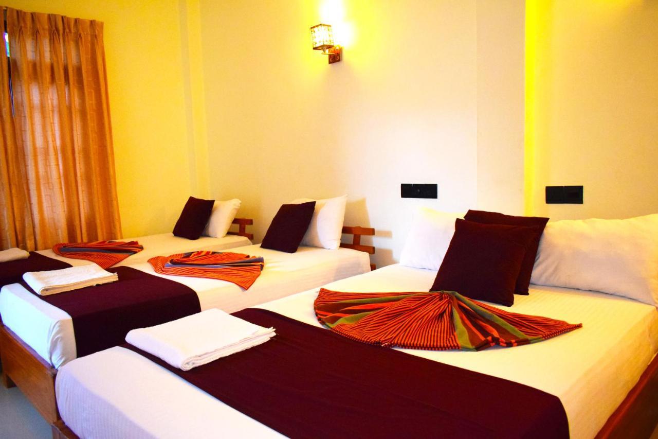 Luxury Everest Hotel Trincomalee Esterno foto