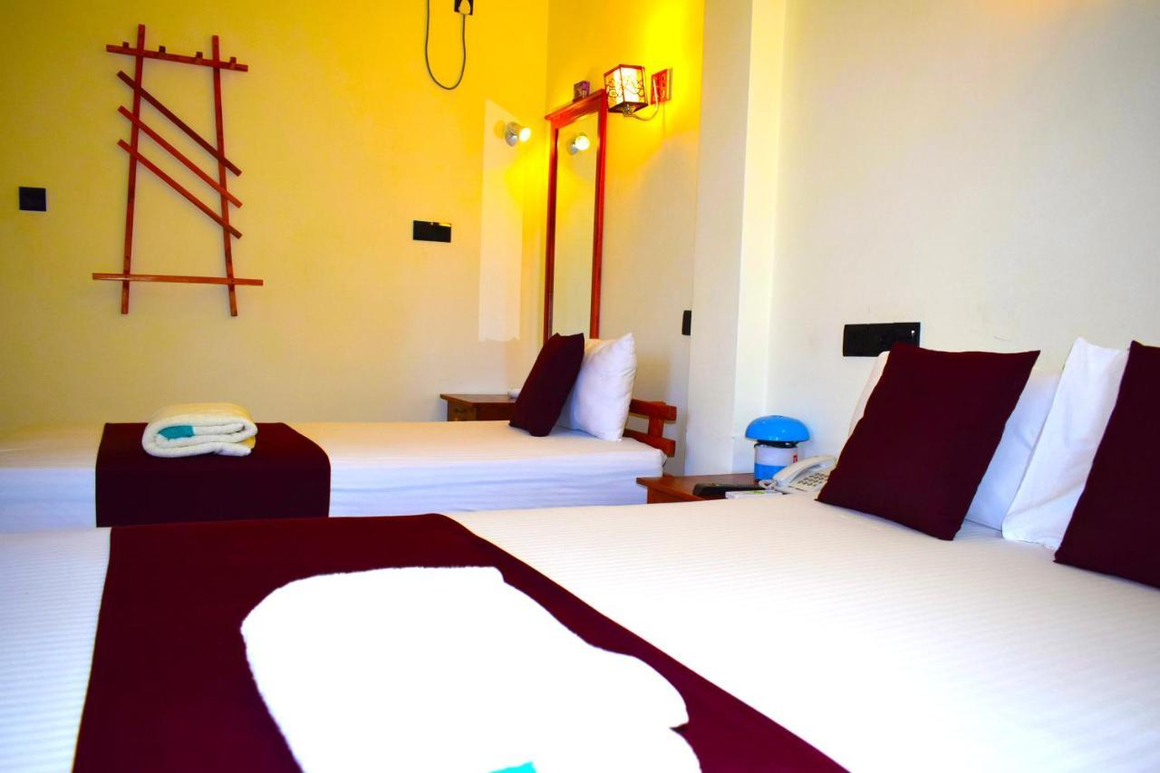 Luxury Everest Hotel Trincomalee Esterno foto