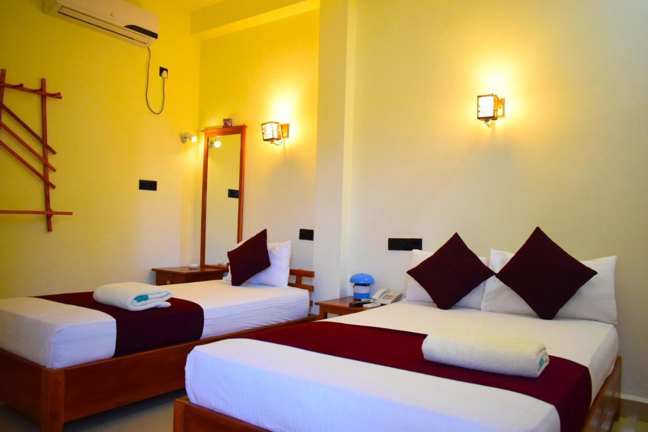 Luxury Everest Hotel Trincomalee Esterno foto