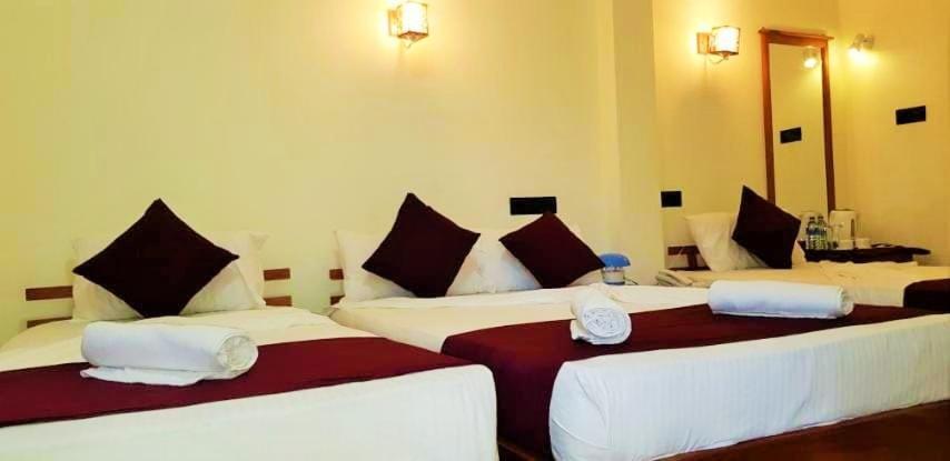 Luxury Everest Hotel Trincomalee Esterno foto