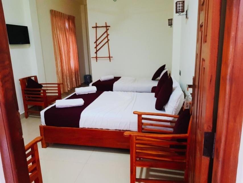 Luxury Everest Hotel Trincomalee Esterno foto