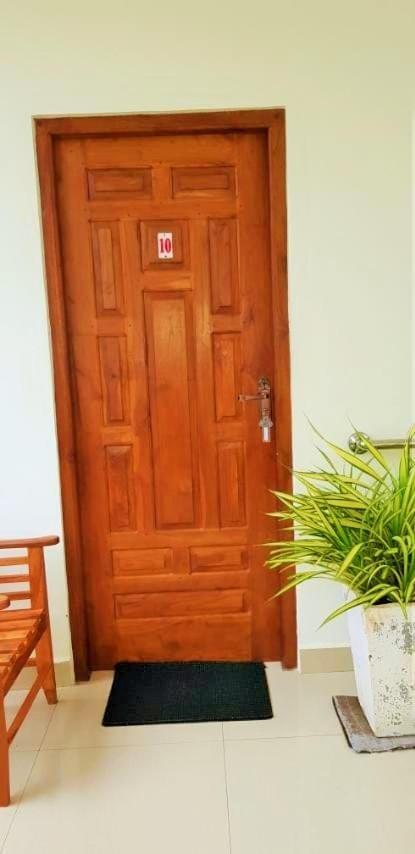 Luxury Everest Hotel Trincomalee Esterno foto