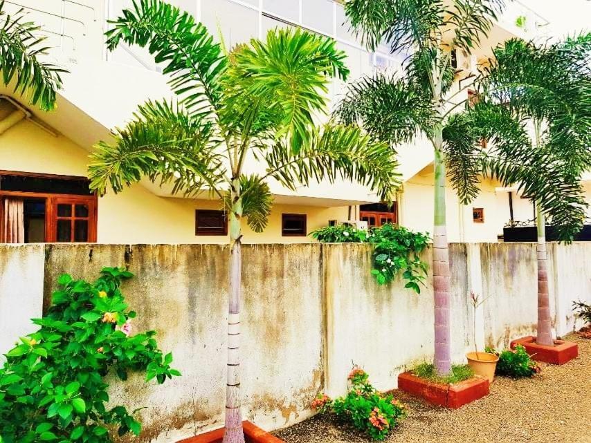 Luxury Everest Hotel Trincomalee Esterno foto